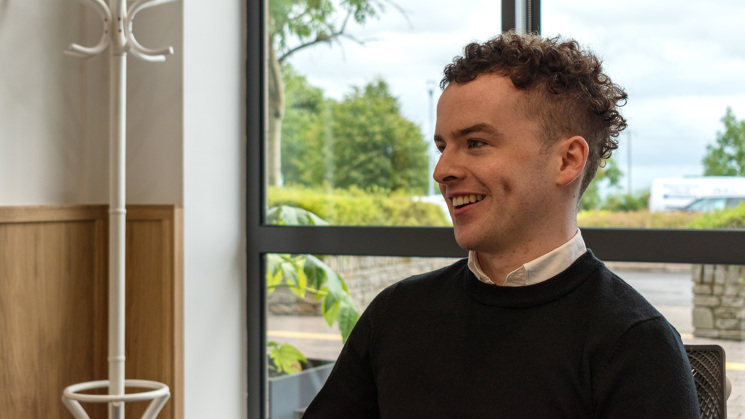 Financial Analyst Enrí smiling, profile photo