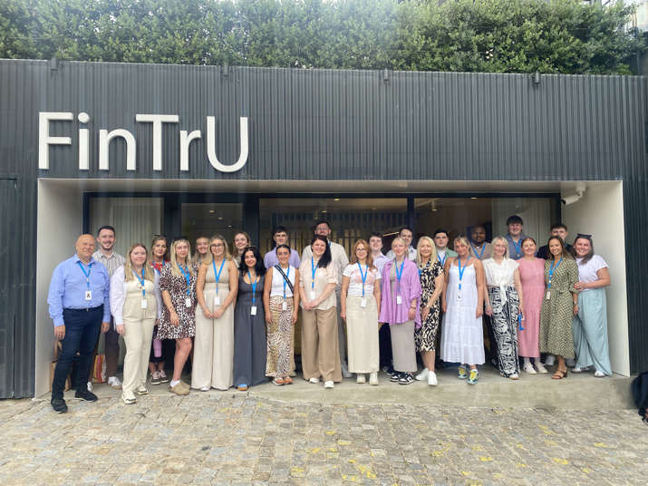 Graduate Programme in front of FinTrU Porto office